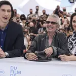 Desde la izquierda, Adam Driver, Leos Carax y Marion Cotillard, en Cannes