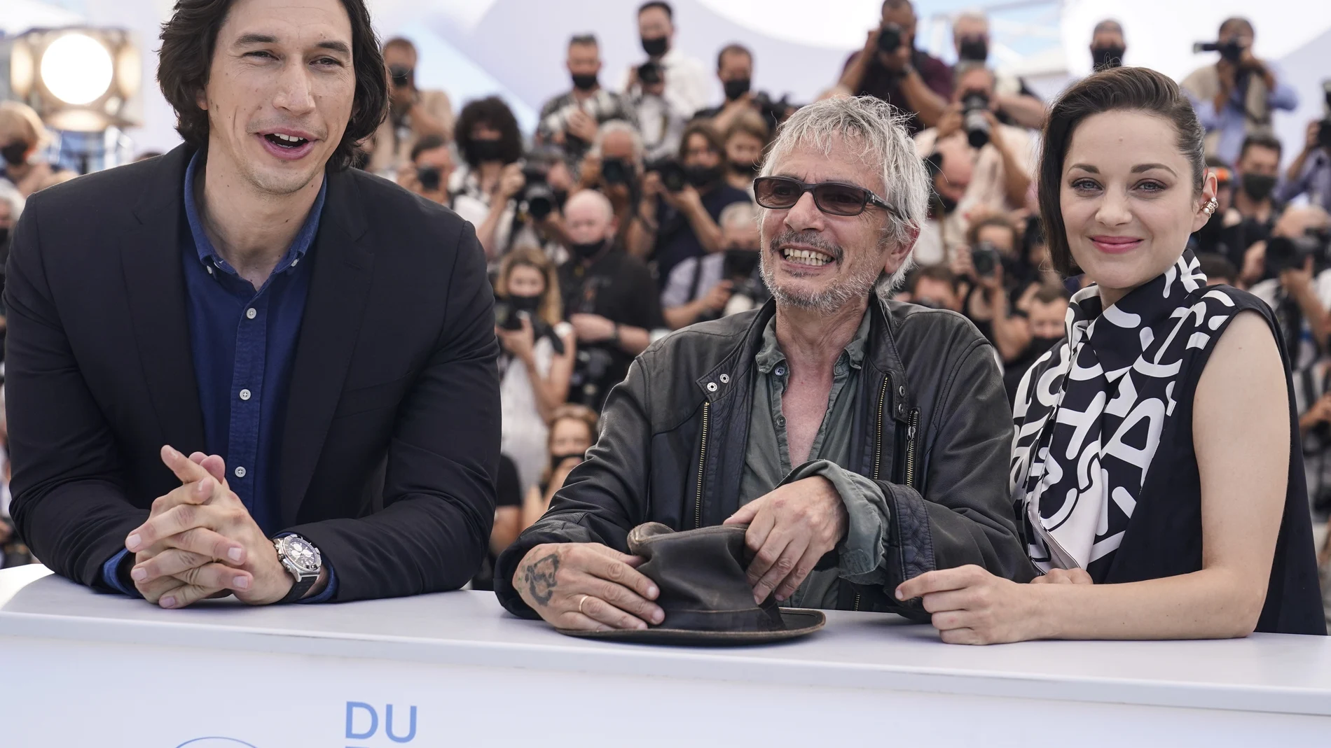 Desde la izquierda, Adam Driver, Leos Carax y Marion Cotillard, en Cannes