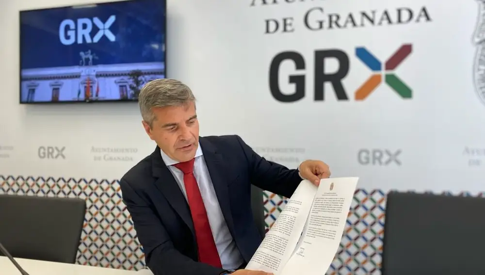 El portavoz del PP en el Ayuntamiento de Granada, César Díaz, muestra la carta remitida a la dirección nacional, regional y provincial de Cs