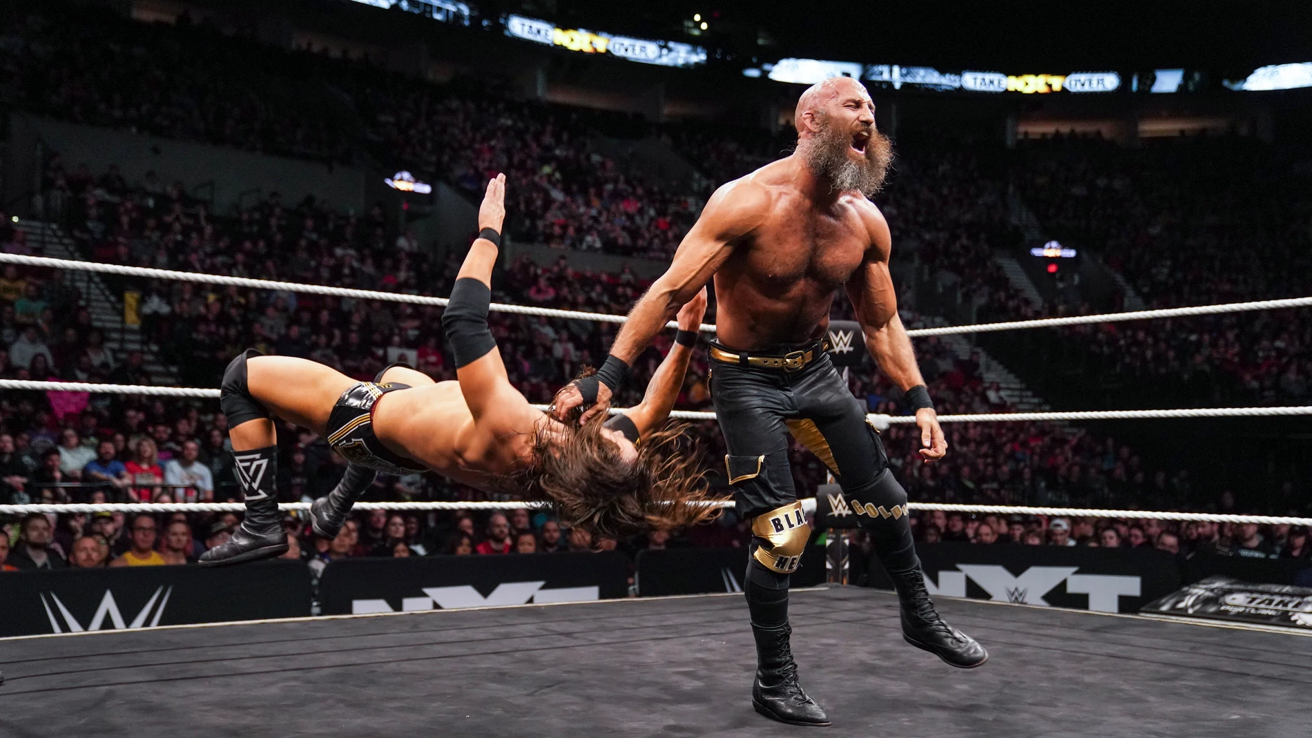 Tommaso Ciampa, ex campéon de los pesados pesados de WWE NXT, durante un combate con Adam Cole