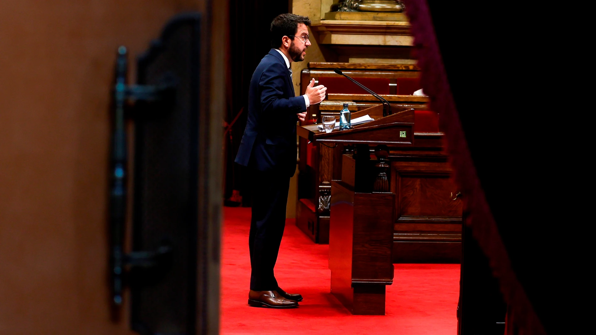 El presidente de la Generalitat, Pere Aragonés, durante su comparecencia ante el pleno del Parlament para dar cuenta del "proceso de desjudicialización de la política"