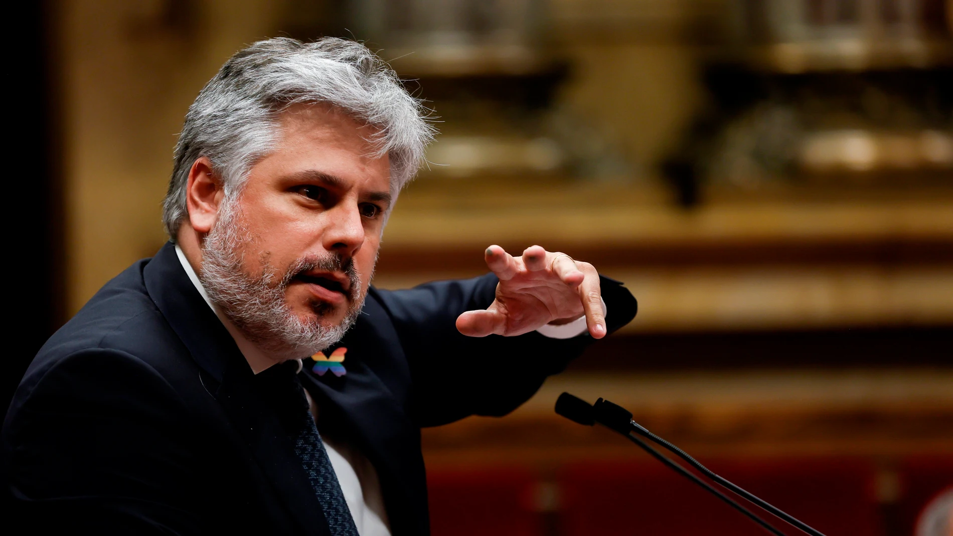 El portavoz de JxCat, Albert Batet, responde al presidente de la Generalitat, Pere Aragonès, tras su comparecencia ante el pleno del Parlament