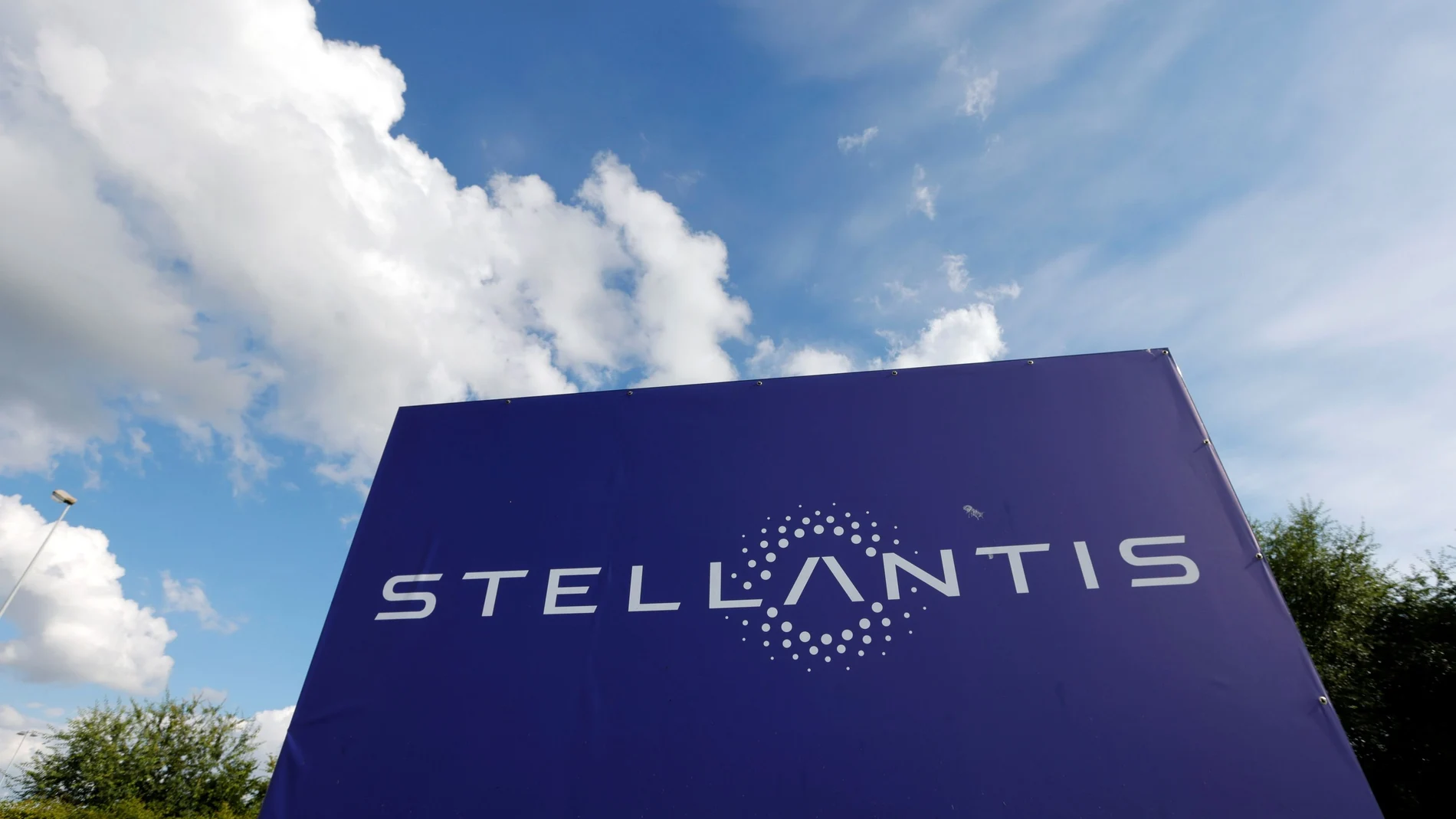 Stellantis invertirá 30.000 millones en electrificación y construirá cinco fábricas de baterías