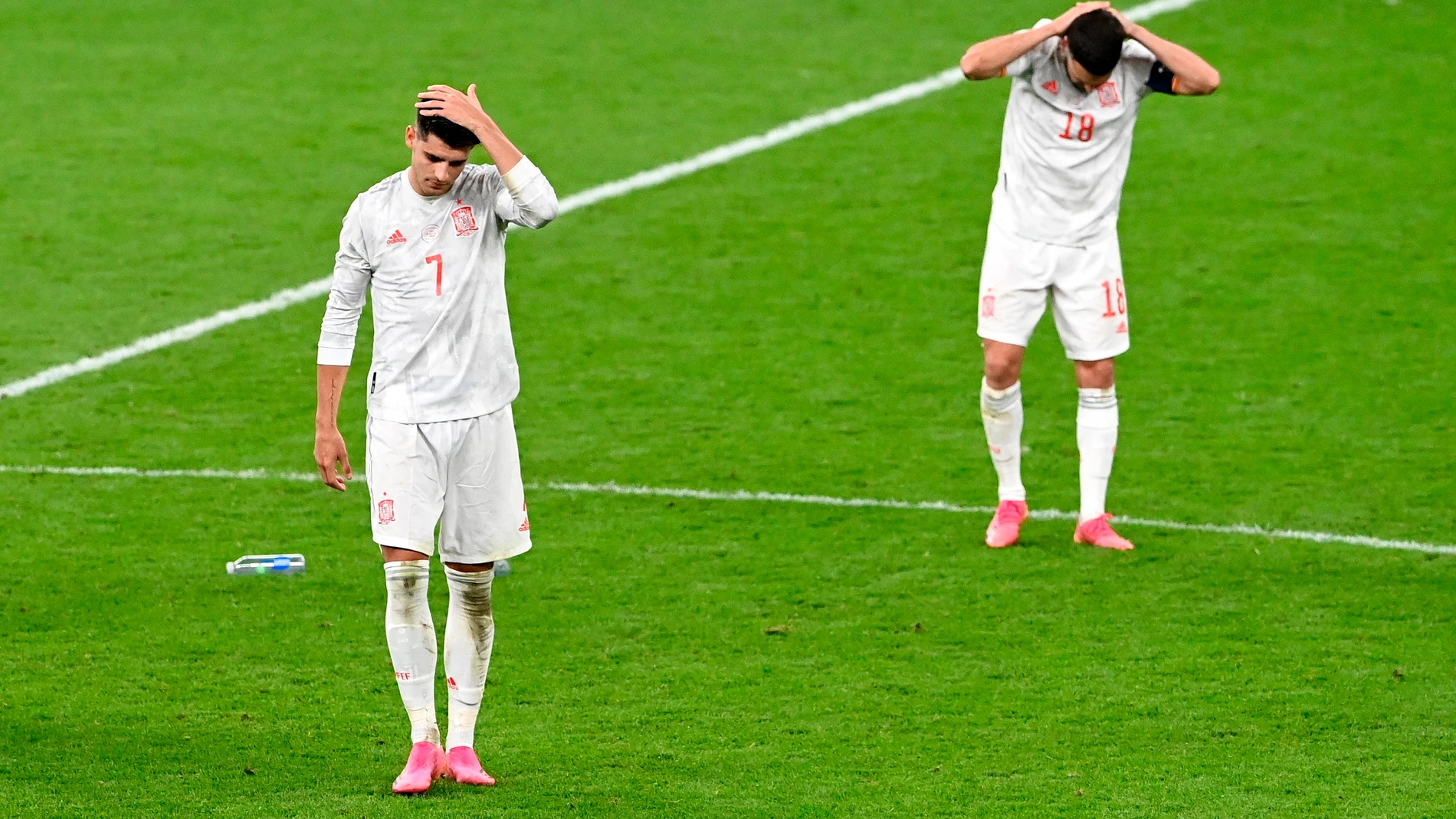 Los jugadores de España, Álvaro Morata (I) y Jordi Alba, tras caer eliminados en la tanda de penaltis contra Italia en la Eurocopa 2020