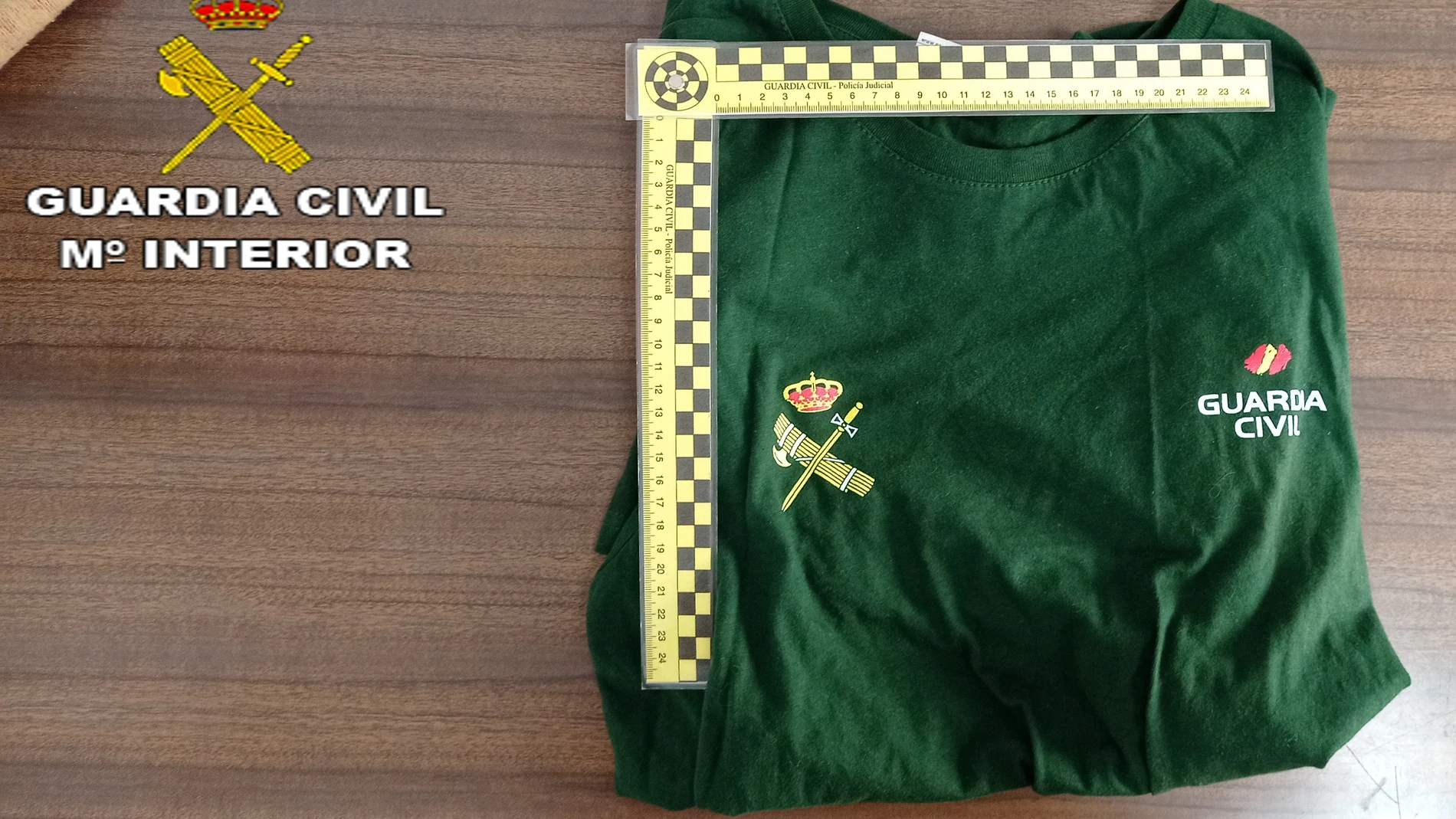 Camiseta utilizada por el estafador para hacerse pasar por Guardia Civil.