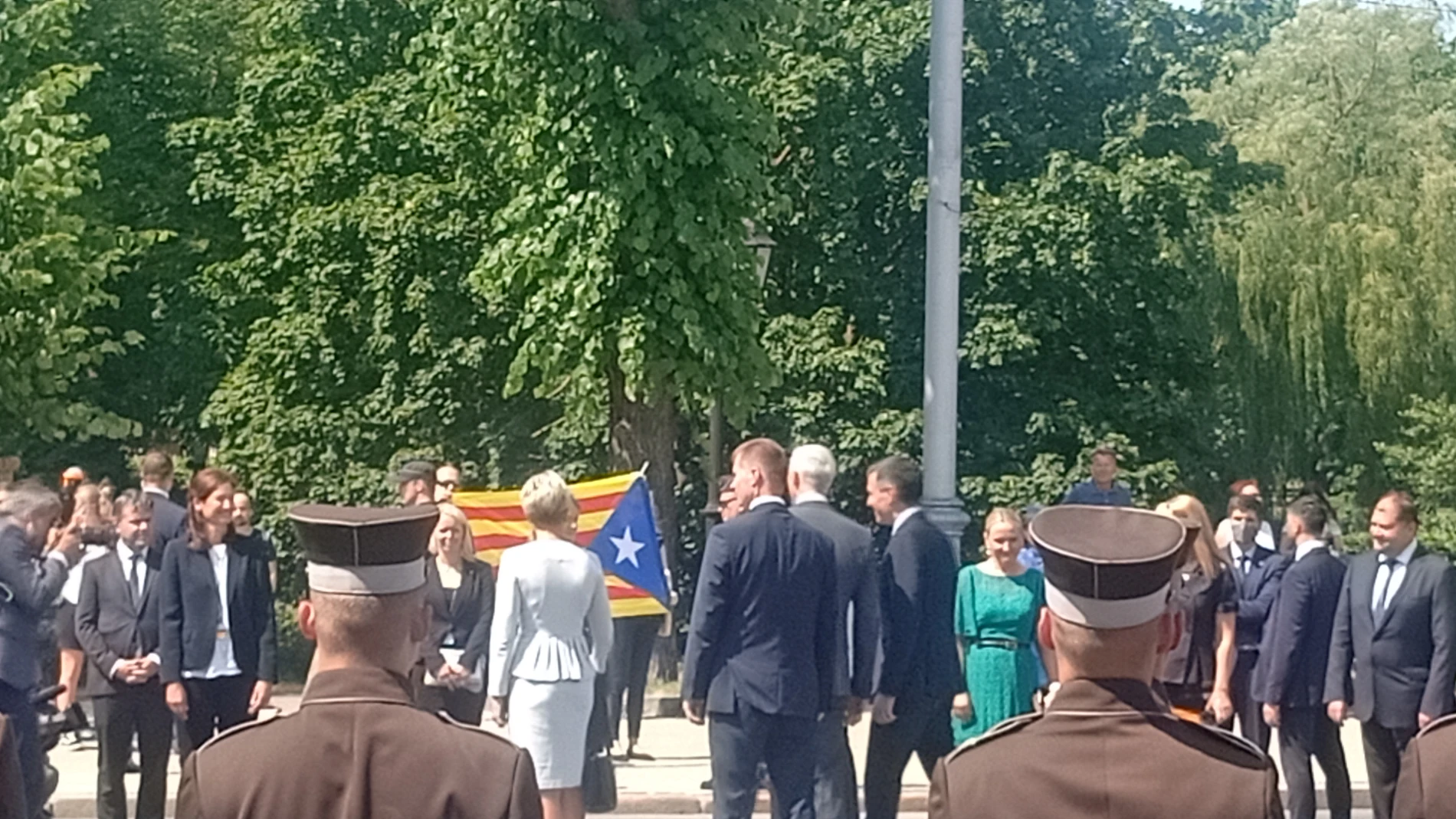Sánchez, en el centro de la imagen, junto al primer ministro letón, Artur Krisjanis, y la estelada que portaba una pareja