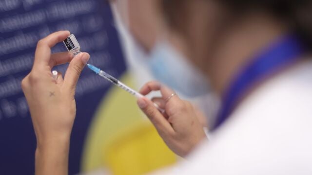 Una sanitaria recarga una dosis de la vacuna contra el Covid-19