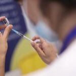 Una sanitaria recarga una dosis de la vacuna contra el Covid-19