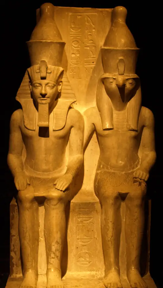 Representación de Horemheb junto al dios Horus