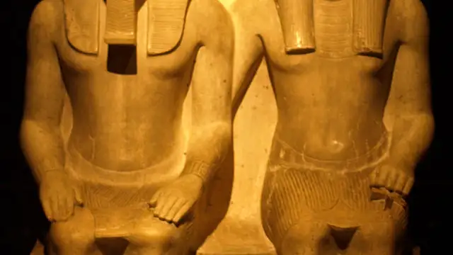 Representación de Horemheb junto al dios Horus