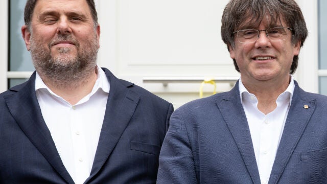 Carles Puigdemont, junto al ex vicepresidente y líder de ERC, Oriol Junqueras, en su reencuentro en Waterloo el miércoles