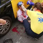 Emergencias asistiendo al taxista agredido
