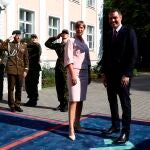 El presidente del Gobierno, Pedro Sánchez, junto con la presidenta de Estonia, Kersti Kaljulaid, durante su visita a la exposición del pintor guipuzcoano Ignacio Zuloaga en Tallín, Estonia