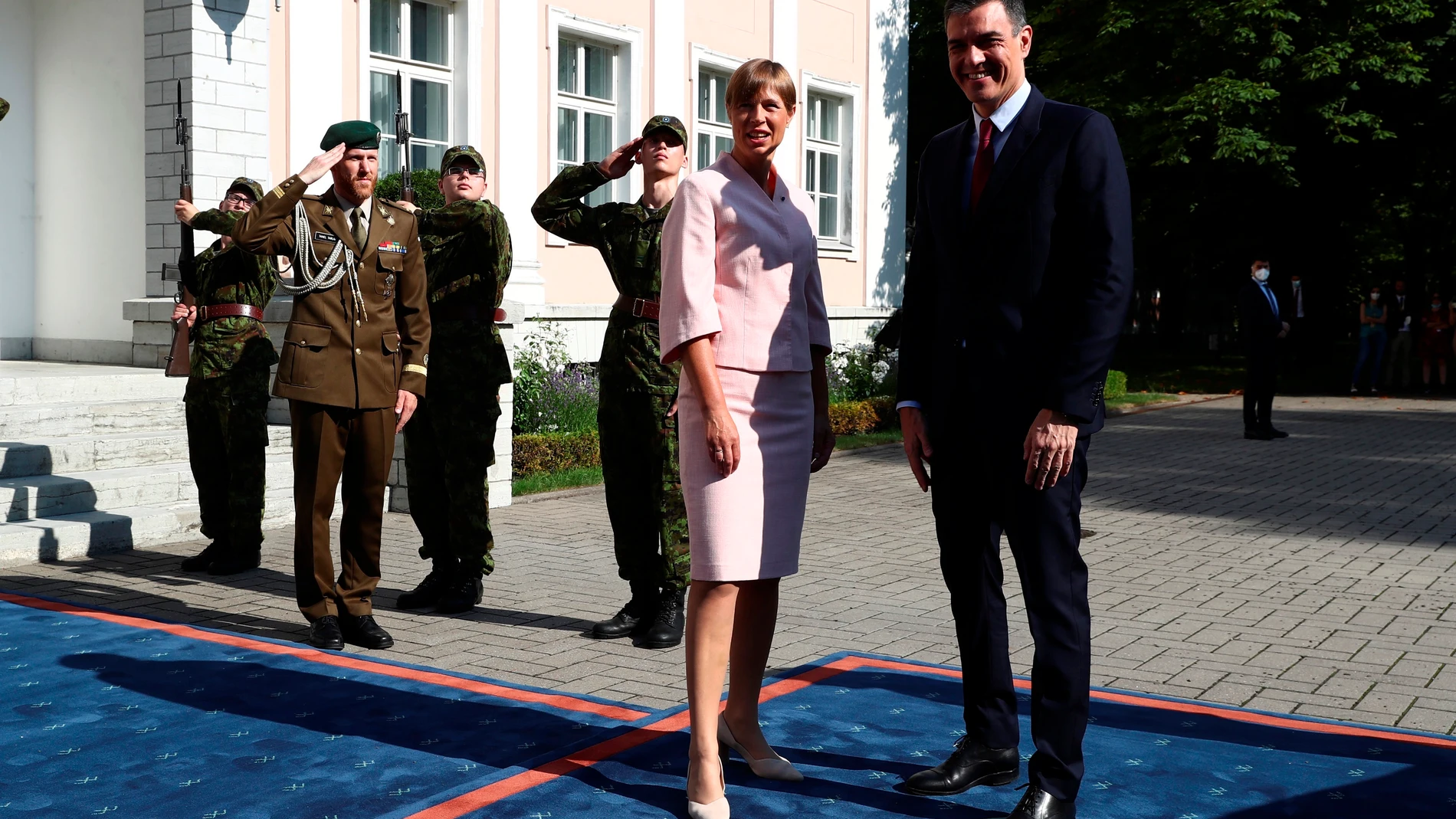 El presidente del Gobierno, Pedro Sánchez, junto con la presidenta de Estonia, Kersti Kaljulaid, durante su visita a la exposición del pintor guipuzcoano Ignacio Zuloaga en Tallín, Estonia