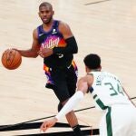 Chris Paul ante Giannis Antetokounmpo en el primer partido de la final de la NBA.