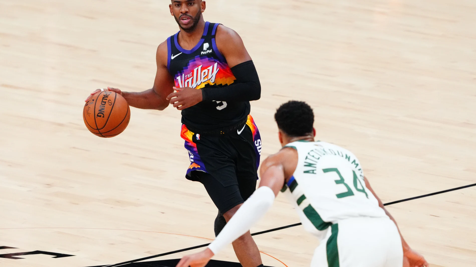 Chris Paul ante Giannis Antetokounmpo en el primer partido de la final de la NBA.