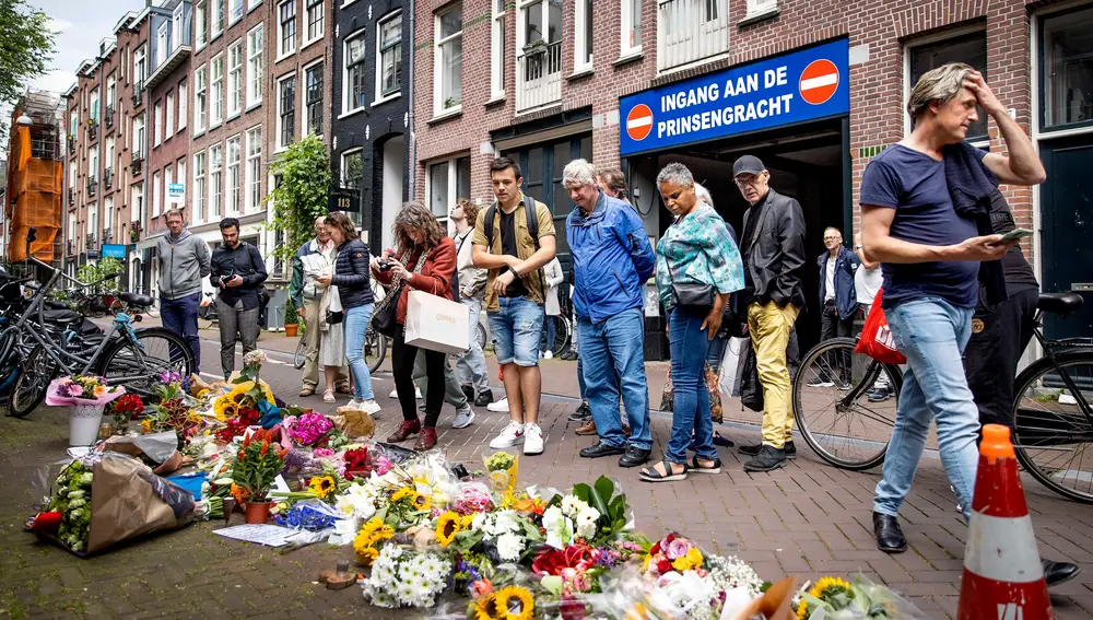 Homenajes y muestras de cariño al reportero en el lugar del ataque, en Lange Leidsedwarsstraat