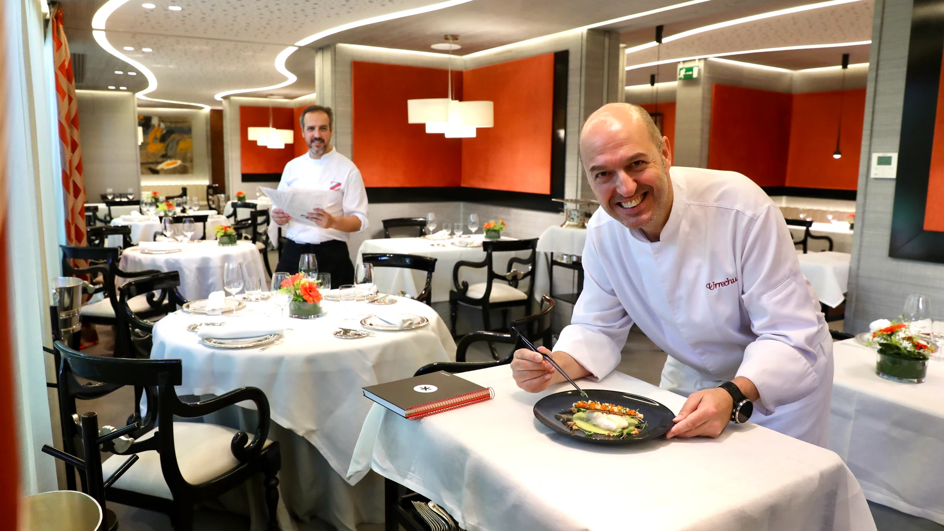 Iñigo Urrechu y Jorge Losa, cocineros del restaurante Zalacaín. Gastro del fin de semana.￼