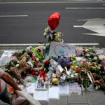 Vista de las flores y los mensajes dejados en el lugar en el que fue asesinado Samuel Luiz