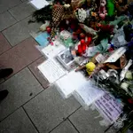 Vista de las flores y los mensajes dejados en el lugar en el que fue asesinado Samuel Luiz,