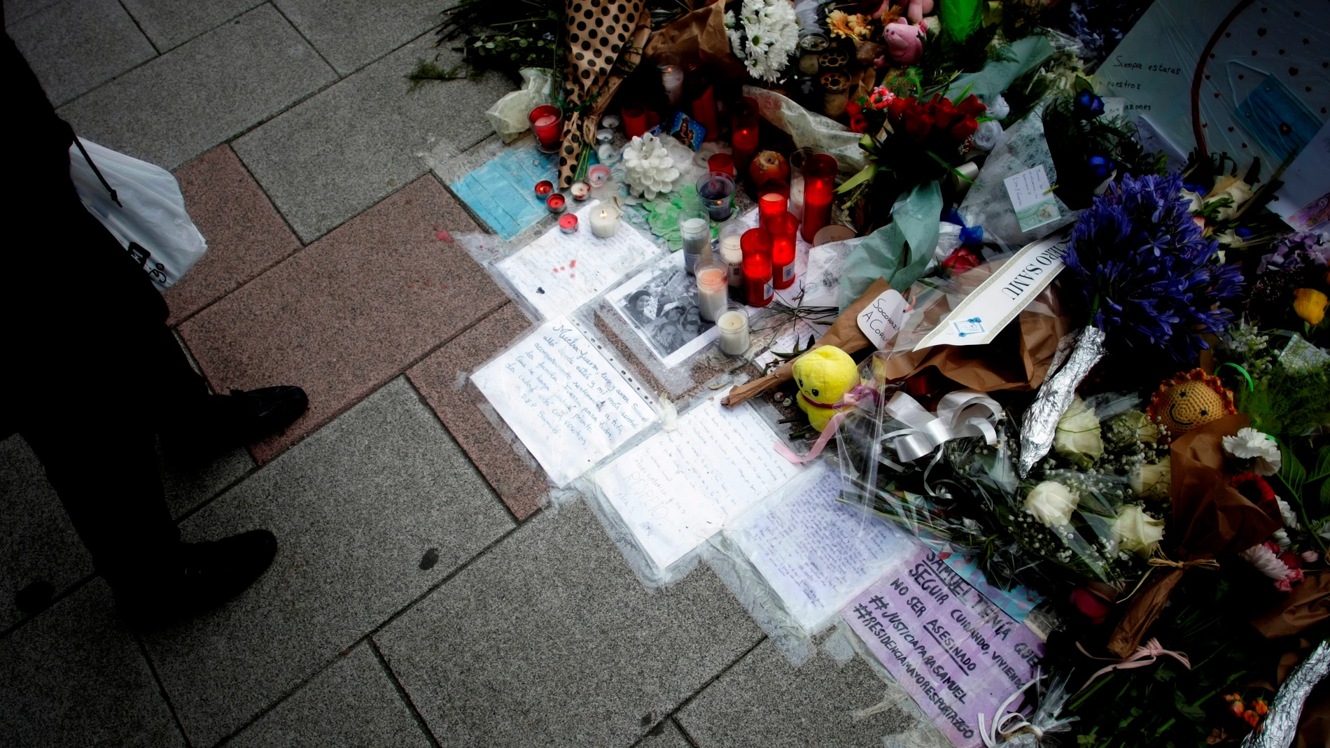 Vista de las flores y los mensajes dejados en el lugar en el que fue asesinado Samuel Luiz,