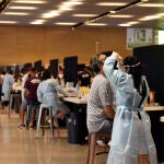 Varias personas se realizan un test de antígenos en Barcelona, Cataluña (España)