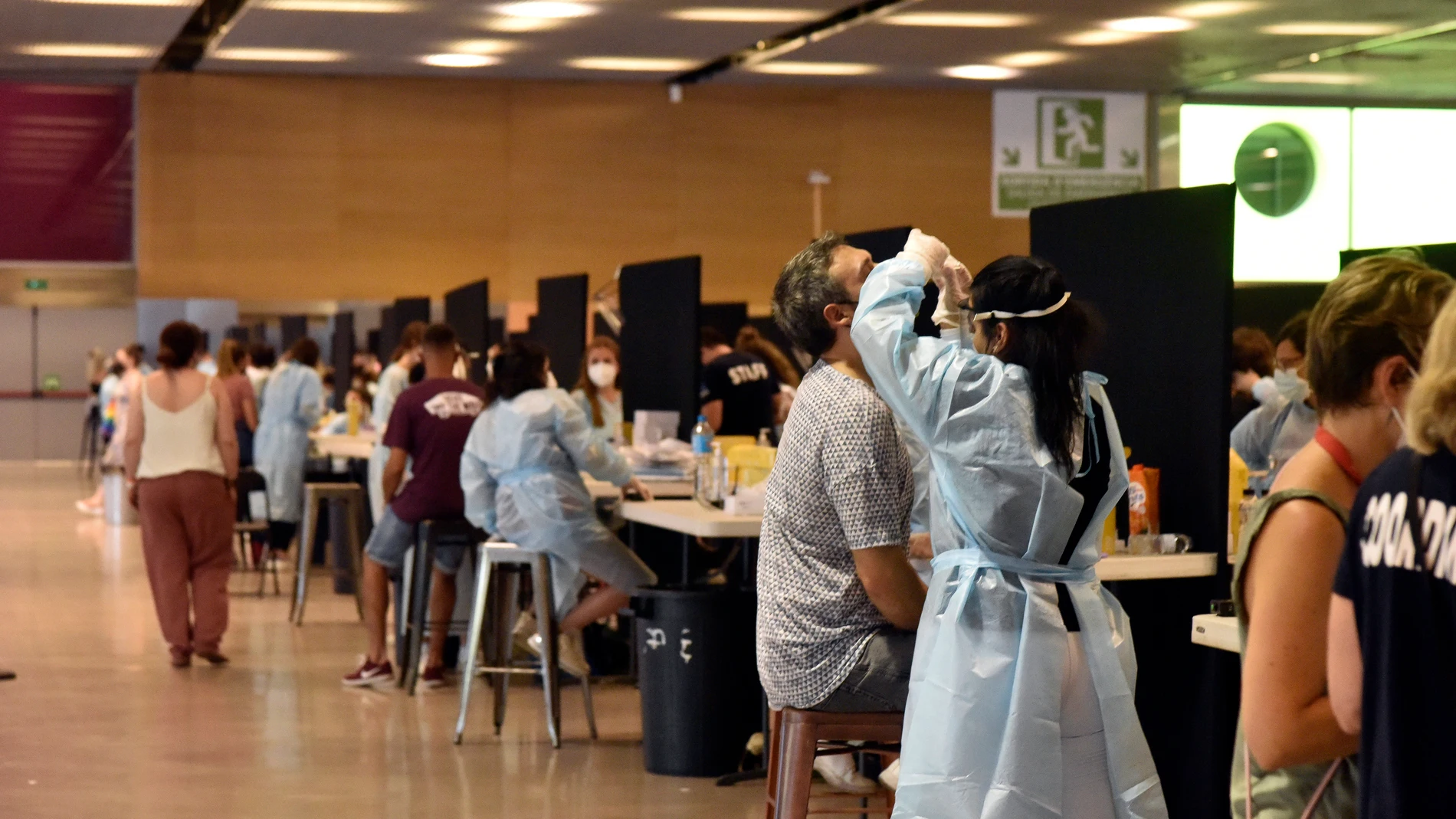 Varias personas se realizan un test de antígenos en Barcelona, Cataluña (España)