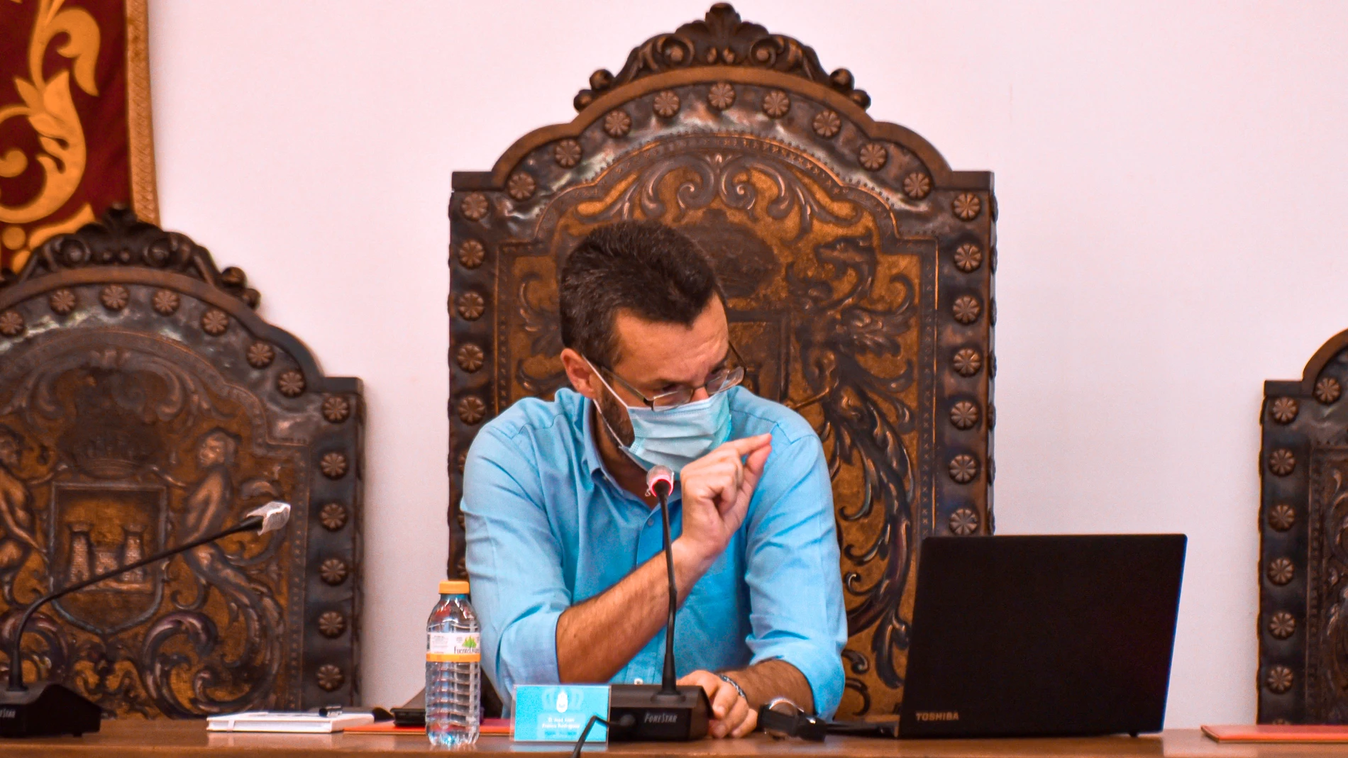 El alcalde de La Línea de la Concepción, Juan Franco, durante el pleno para aprobar una consulta popular para decidir si el municipio traslada al Gobierno y a las Cortes su petición de ser declarado como Ciudad Autónoma. EFE/ A. Carrasco Ragel