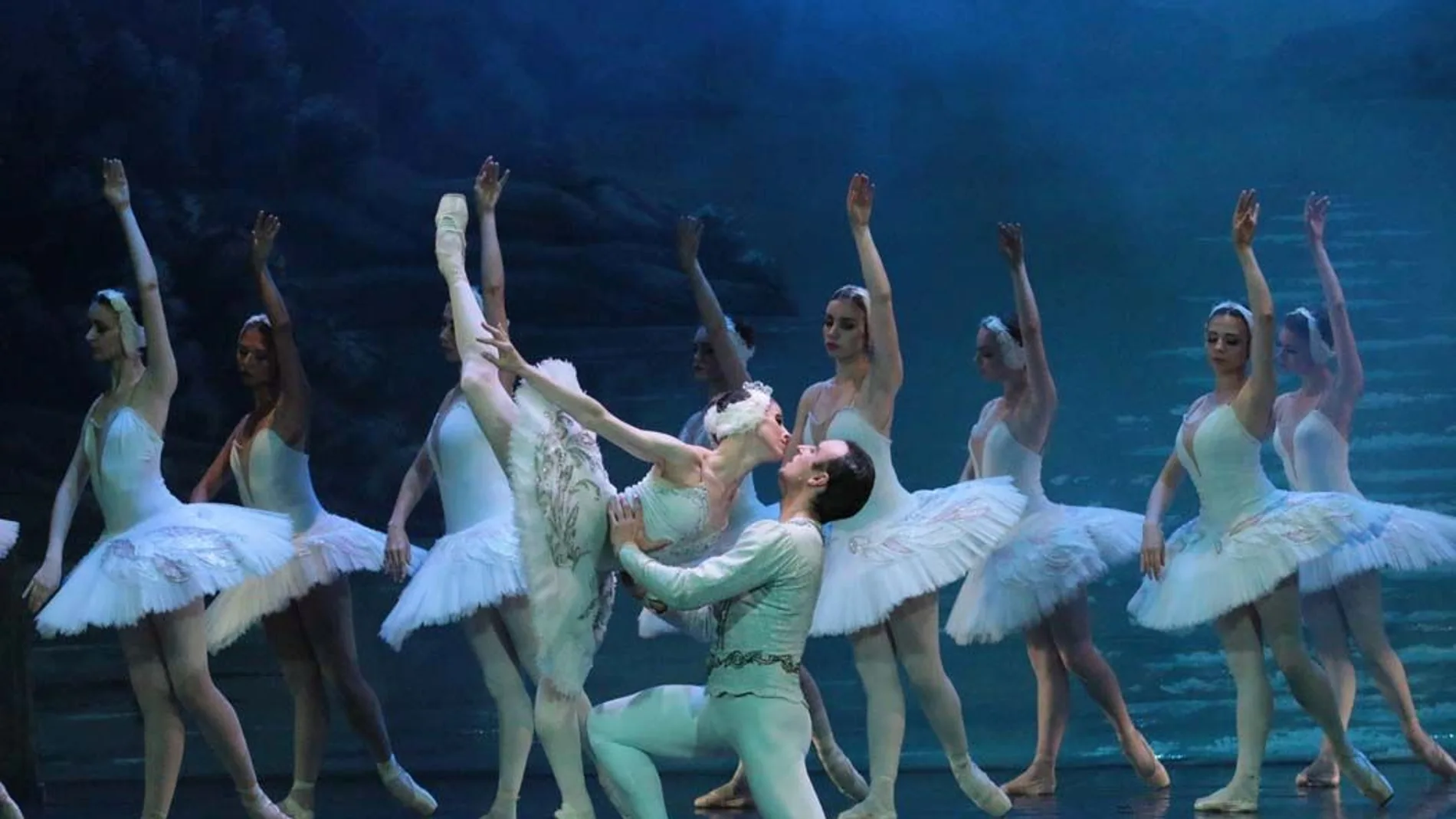 Una imagen del ballet de San Petesburgo representando "El lago de los cisnes" en Madrid