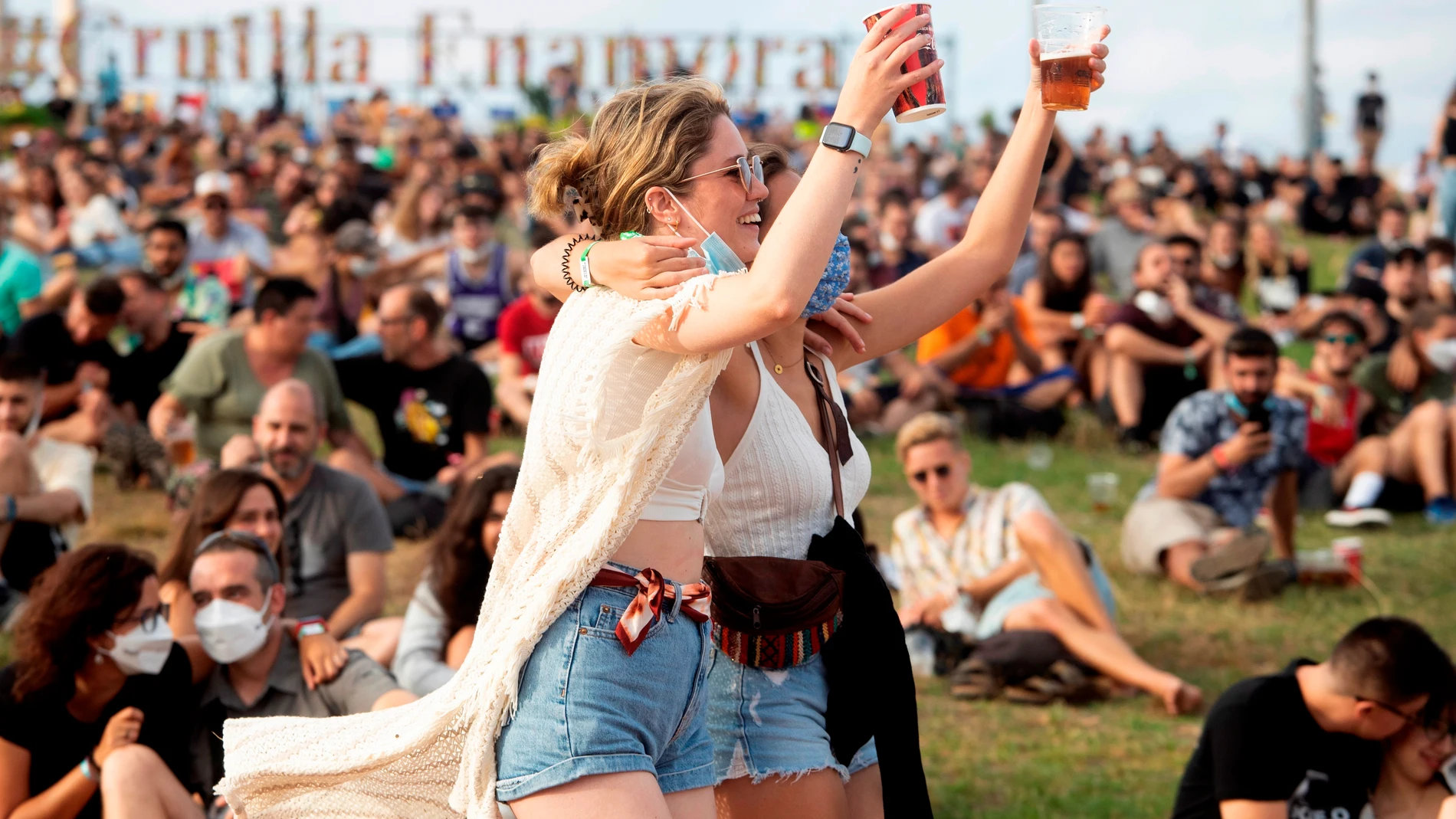 Dos jóvenes del Cruïlla, donde las 25.000 personas que acoge el festival este jueves sin distancias