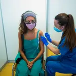 Una profesional sanitaria realiza su trabajo en el centro de vacunación masiva, instalado en la Fira de Cornellà (Barcelona)