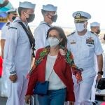 La ministra de Defensa, Margarita Robles, durante la visita a un buque estadounidense, el portahelicópteros USS Hershel "Woody" Williams, en la base de Rota (Cádiz)