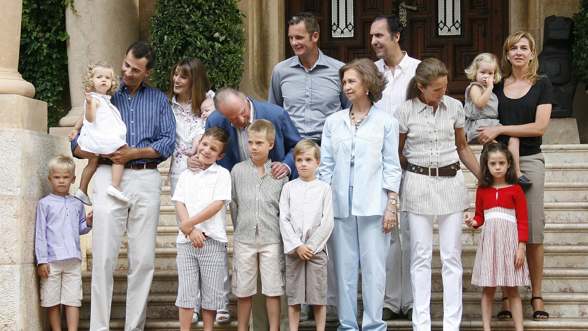 Los miembros de la Familia Real española posan ante los medios de comunicación con motivo de su estancia en el Palacio de Marivent de Palma de Mallorca durante el verano.