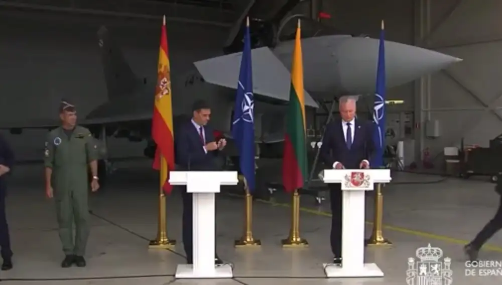 Pedro Sánchez y el presidente lituano, Gitanas Nausèda, tuvieron que parar una rueda de prensa ante la salida de los cazas españoles para interceptar aviones rusos