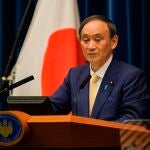 El primer ministro japonés, Yoshihide Suga, durante la conferencia de pernsa en la que ha decidido activar de nuevo el estadio de alarma