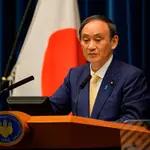 El primer ministro japonés, Yoshihide Suga, durante la conferencia de pernsa en la que ha decidido activar de nuevo el estadio de alarma