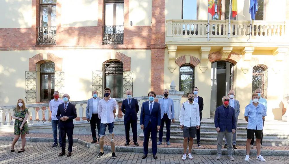 El presidente de la Junta de Castilla y León, Alfonso Fernández Mañuueco, recibe a una representación de los deportistas de la Comunidad que competirán en los Juegos Olímpicos de Tokio