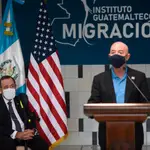 El Secretario de Seguridad Nacional de EE UU, Alejandro Mayorkas (d), habla en presencia del presidente de Guatemala, Alejandro Giammattei (i), desde la capital del país centroamericano