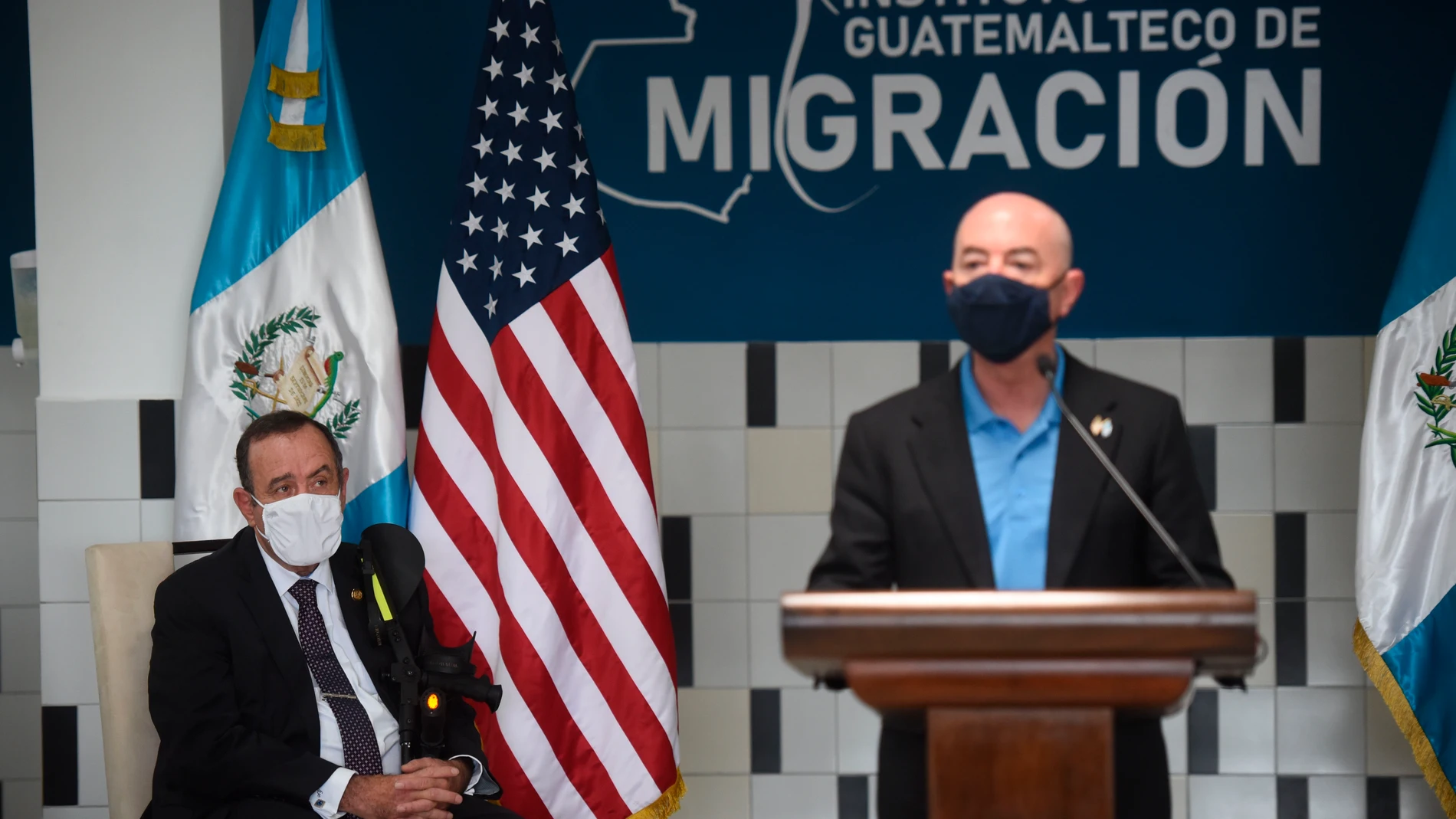 El Secretario de Seguridad Nacional de EE UU, Alejandro Mayorkas (d), habla en presencia del presidente de Guatemala, Alejandro Giammattei (i), desde la capital del país centroamericano