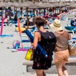 GRAF6472. PEGUERA (MALLORCA), 08/07/2021.- Turistas disfrutan del sol en la playa de Peguera, este jueves en el municipio mallorquín de Calvià. EFE/CATI CLADERA