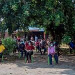Banting (Malaysia), 08/07/2021.- Villagers wait under the shade of a tree for their turn to receive a dose of COVID-19 vaccine in Banting, near Kuala Lumpur, Malaysia, 08 July 2021. Malaysia has passed on 07 July, the 10 million mark for the number of COVID-19 vaccine doses administered to the population. Malaysia's population is estimated at 32.75 millions in the first quarter 2021, according to the country's Department of Statistics. (Malasia) EFE/EPA/AHMAD YUSNI
