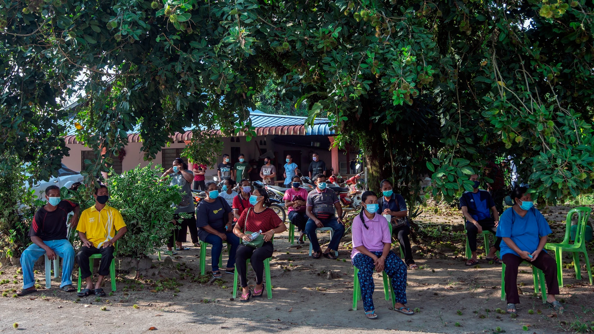 Banting (Malaysia), 08/07/2021.- Villagers wait under the shade of a tree for their turn to receive a dose of COVID-19 vaccine in Banting, near Kuala Lumpur, Malaysia, 08 July 2021. Malaysia has passed on 07 July, the 10 million mark for the number of COVID-19 vaccine doses administered to the population. Malaysia's population is estimated at 32.75 millions in the first quarter 2021, according to the country's Department of Statistics. (Malasia) EFE/EPA/AHMAD YUSNI