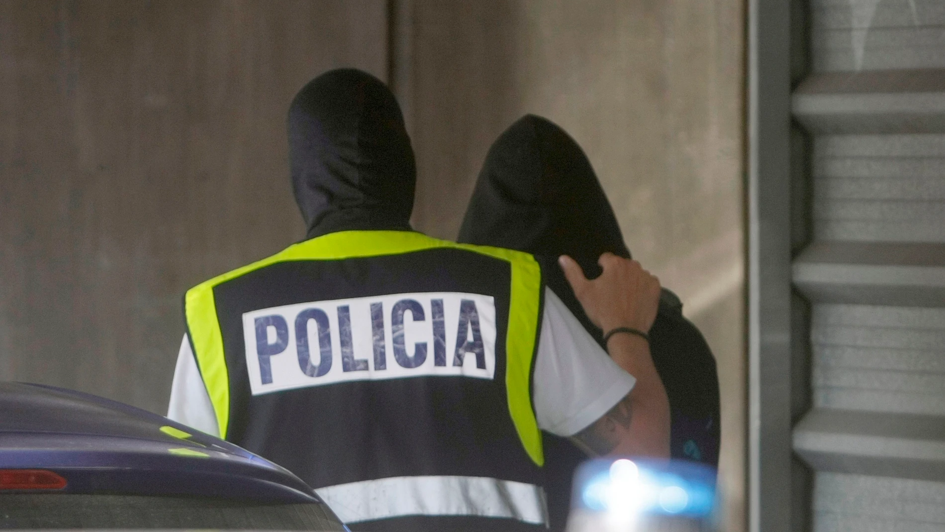 Agentes de la Policía Nacional con un detenido en una foto de archivo