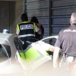 Un agente lleva arrestado a uno de los acusados como presunto autor de la paliza que causó la muerte a Samuel Luiz en La Coruña