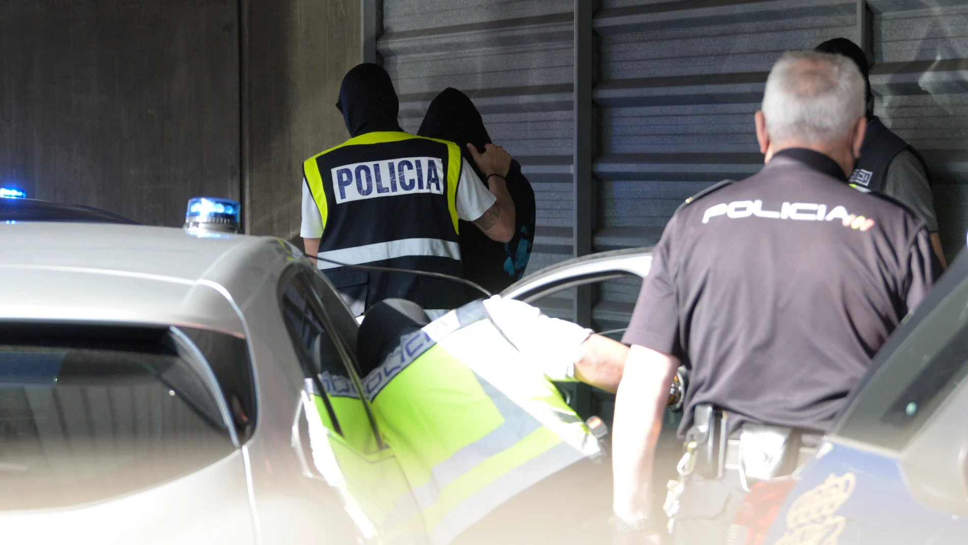 Un agente lleva arrestado a uno de los acusados como presunto autor de la paliza que causó la muerte a Samuel Luiz en La Coruña
