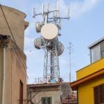 Pilón de parábolas y antenas de GSM en la ciudad de Santo Stefano di Camastra en el norte de Sicilia