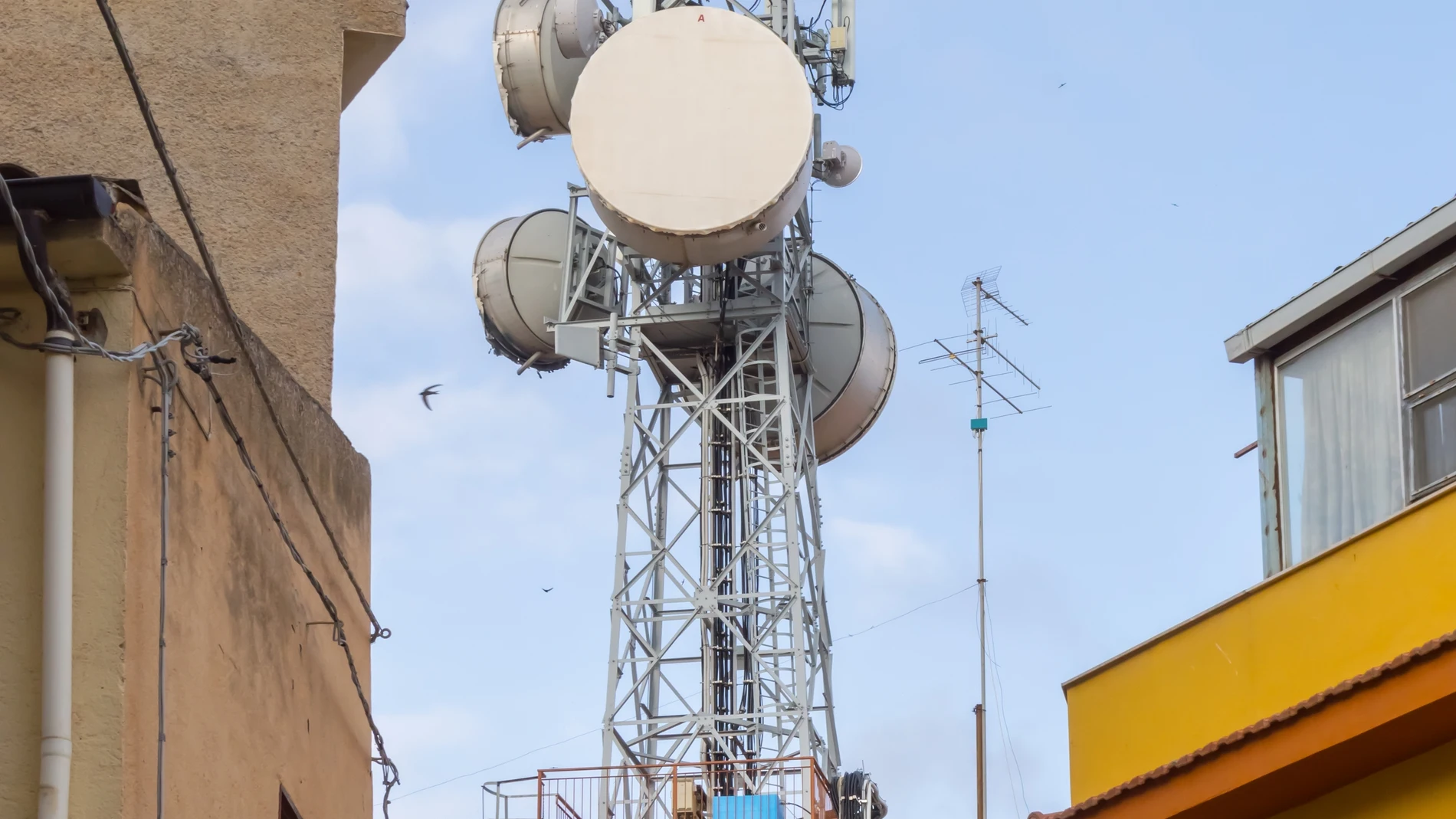 Pilón de parábolas y antenas de GSM en la ciudad de Santo Stefano di Camastra en el norte de Sicilia