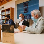 (I a D) El diputado de Cultura, Enrique Rubio; el gerente del Instituto Castellano y Leonés de la Lengua, Luis González; el director del Centro Internacional Antonio Machado, José Ángel González Sainz y el concejal de Cultura del Ayuntamiento de Soria, Jesús Bárez durante la presentación