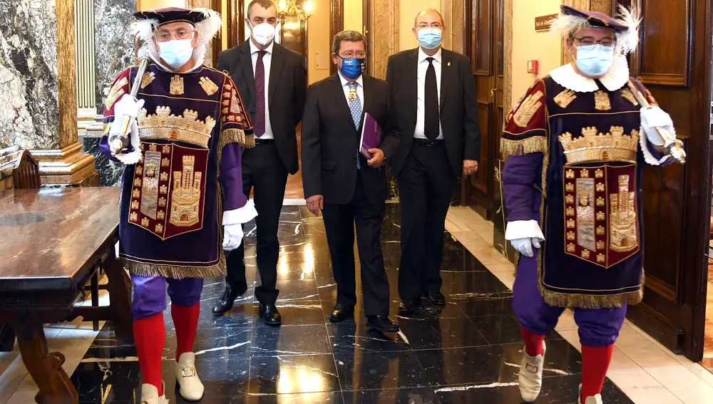 Acto de entrega de la distinción Medalla de Oro de la Provincia a la Real Academia Burgense de Historia y Bellas Artes, Institución Fernán González, y a la Vuelta Ciclista a España "La Vuelta"