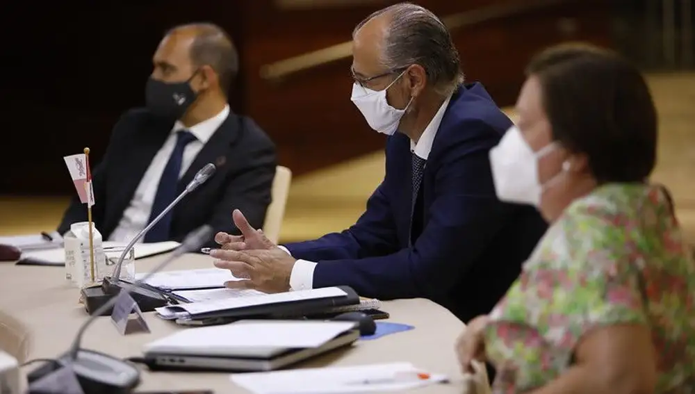 El presidente de las Cortes de Castilla y León, Luis Fuentes, asiste al plenario de la Conferencia de Presidentes y Presidentas de Parlamentos Autonómicos (COPREPA), órgano que preside la Asamblea de Extremadura